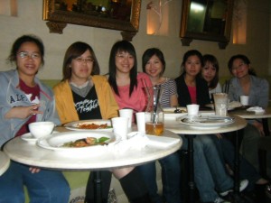 睽違三年的家聚~ 旻嬑、欣儀、怡珊、湘惠、巧貴、宜桁和姵瑩 2010/5/15於台北市館前路海倫咖啡餐廳